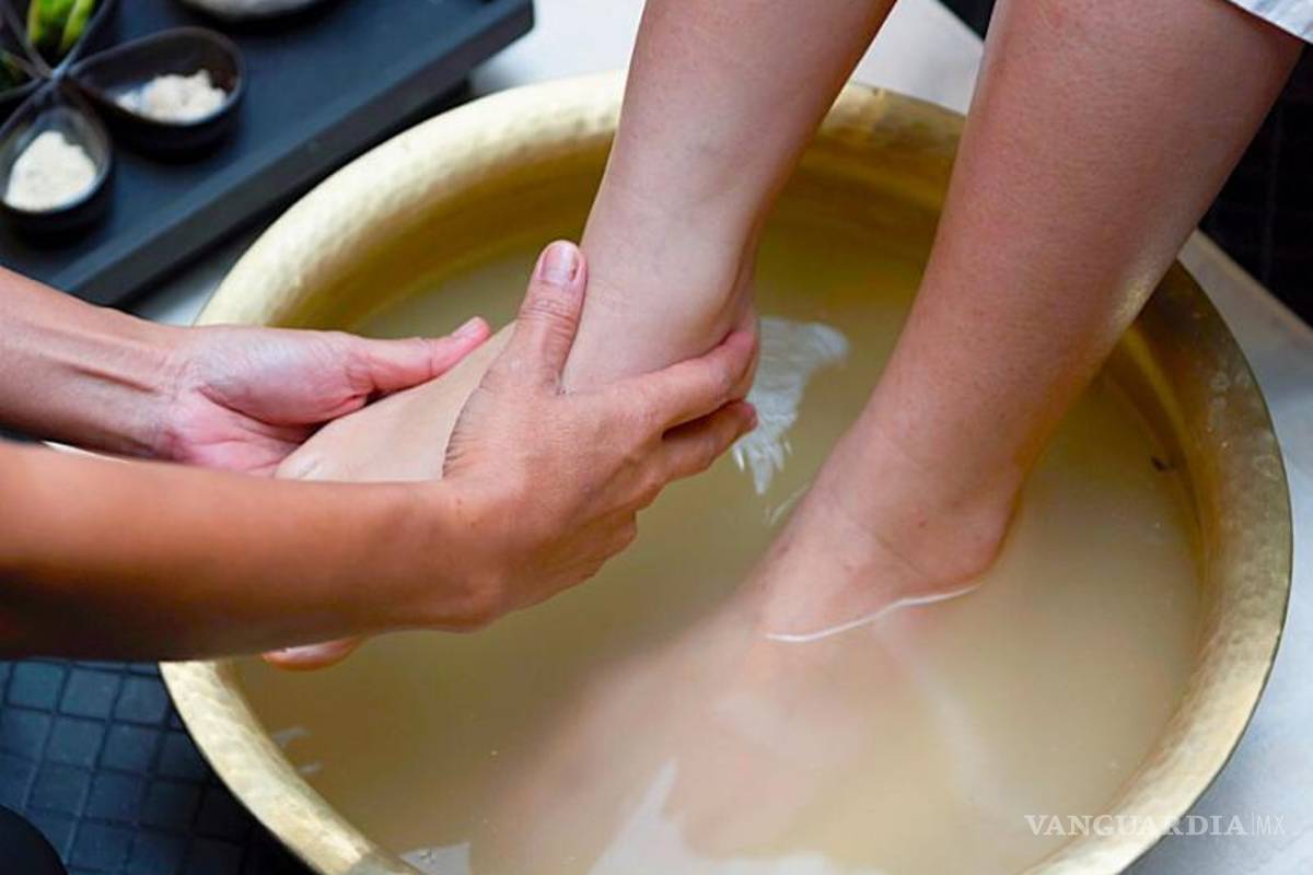 $!Miembros de la comunidad participan en el acto simbólico del lavado de pies durante la celebración de la Santa Cena, una tradición que rememora el servicio y humildad de Jesús.
