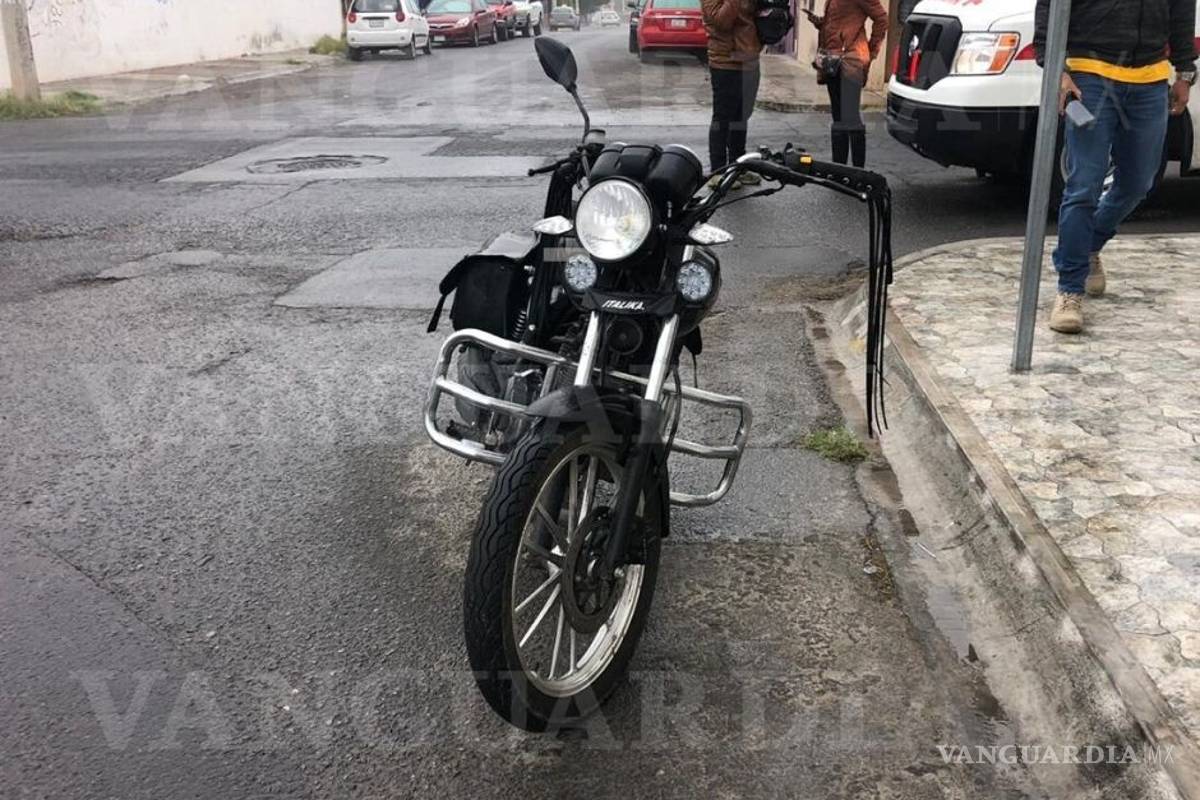 Caen de motocicleta por lluvia en Saltillo