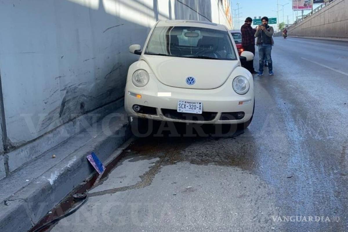 Pierde el control y choca su auto en periférico de Saltillo