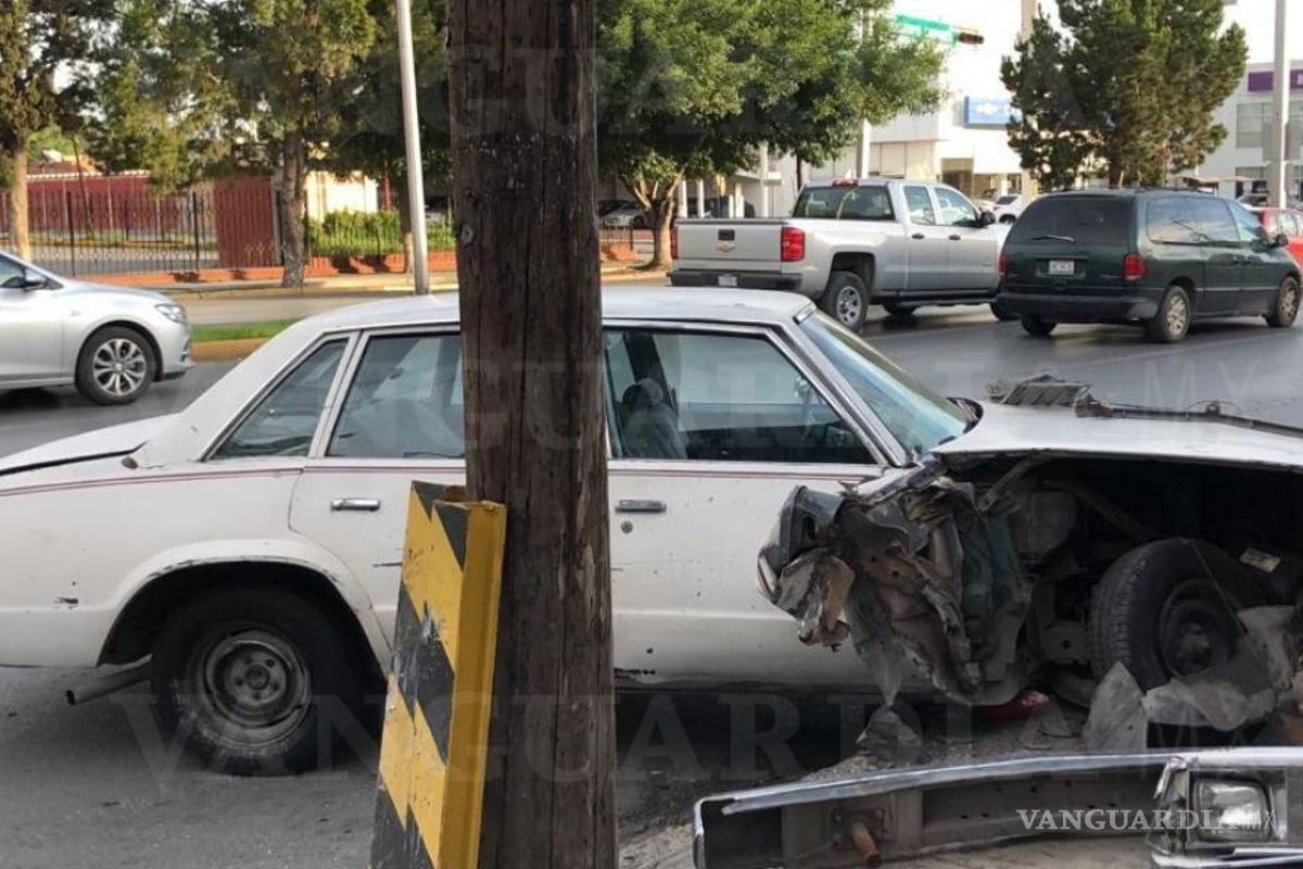 Por falla mecánica conductor se estrella contra poste en Saltillo