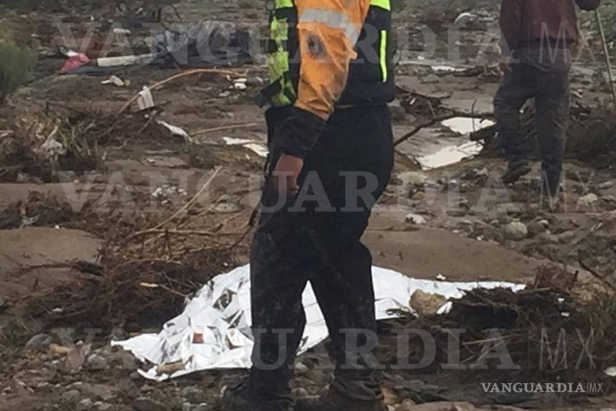 Hallan sin vida a mujer que fue arrastrada por arroyo en Ramos; menor de 11 años sobrevive