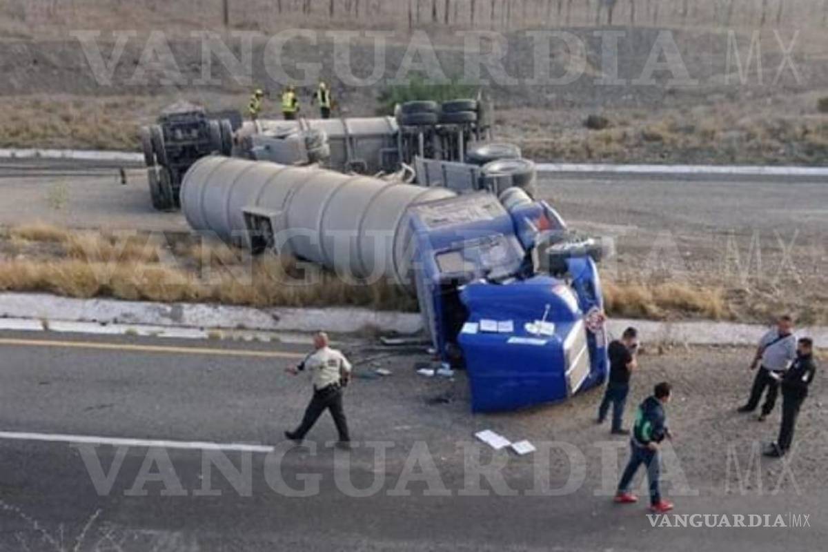 Cierran autopista Torreón-Saltillo por volcadura de tráiler
