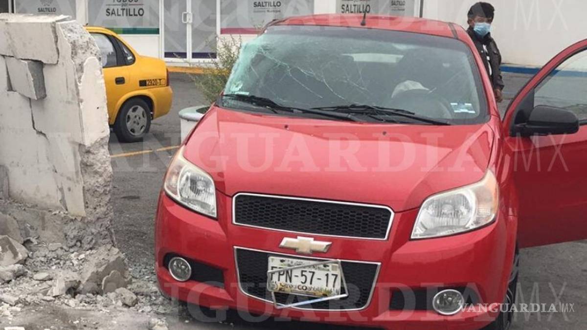 Conductor impacta contra muro en Saltillo, no se reportan heridos