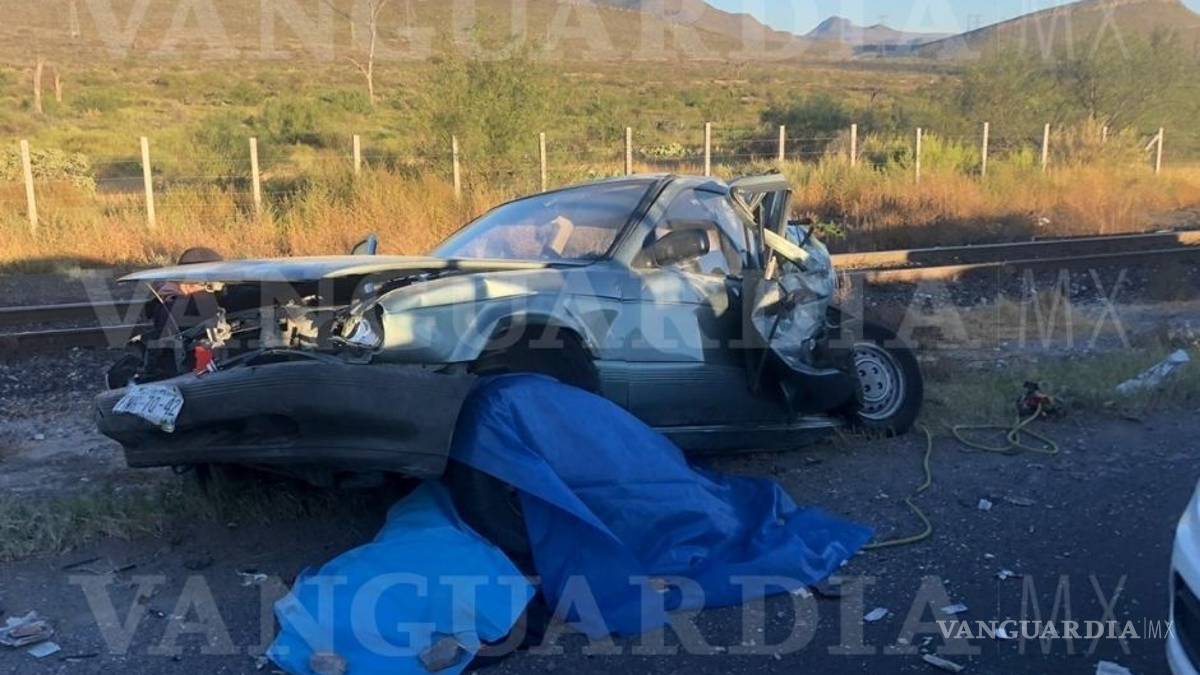 Padre acude a auxiliar a su hijo en carretera, transporte de personal los arrolla en carretera a Zacatecas