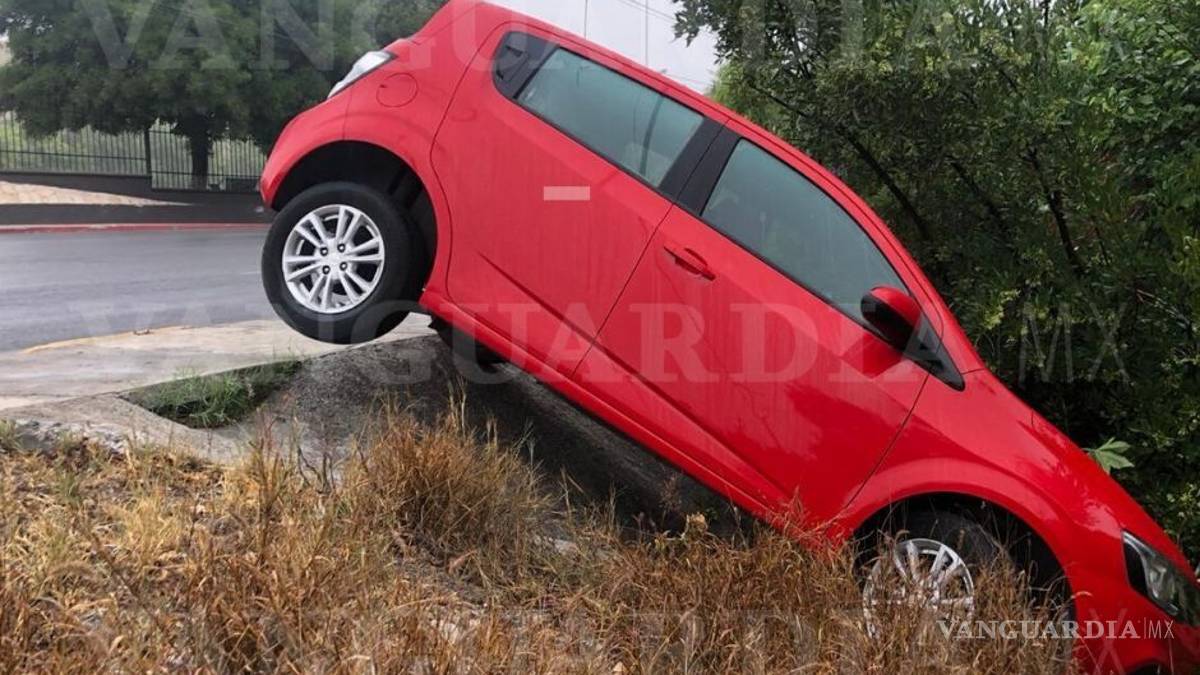 Lluvia lo saca del camino en Saltillo