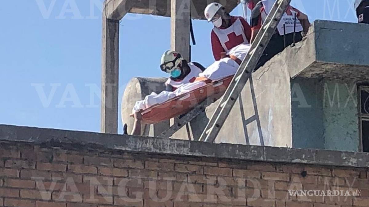 Sufre caída y lo rescatan de azotea en Saltillo