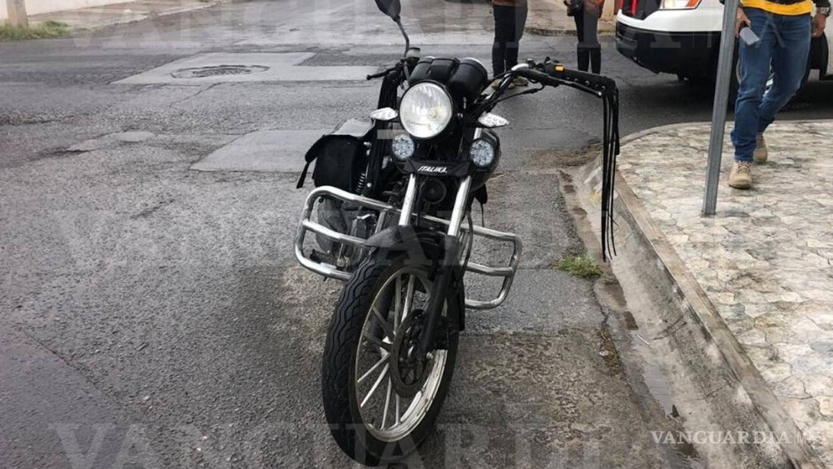 Caen de motocicleta por lluvia en Saltillo