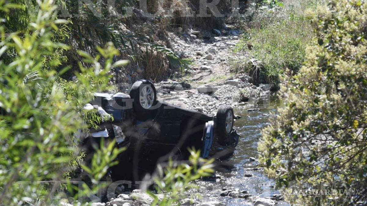 Conductora cae 8 metros al fondo de un arroyo al norte de Saltillo