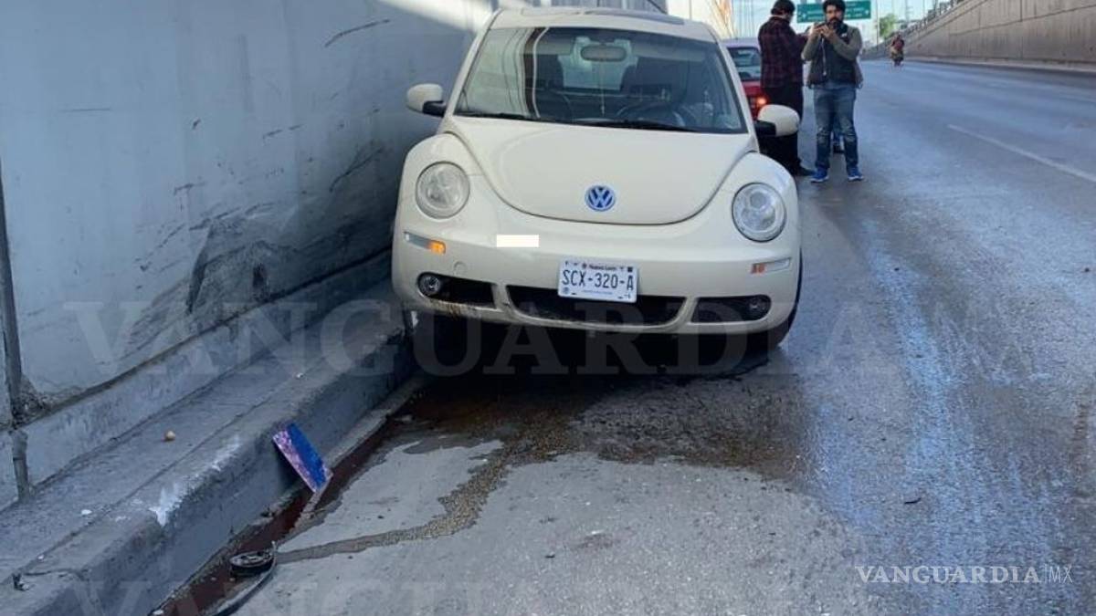 Pierde el control y choca su auto en periférico de Saltillo