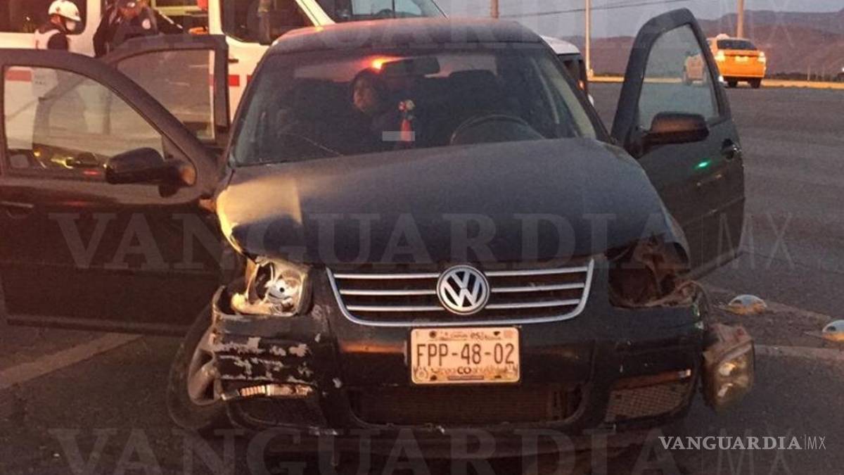No respeta semáforo y provoca aparatoso accidente en Saltillo