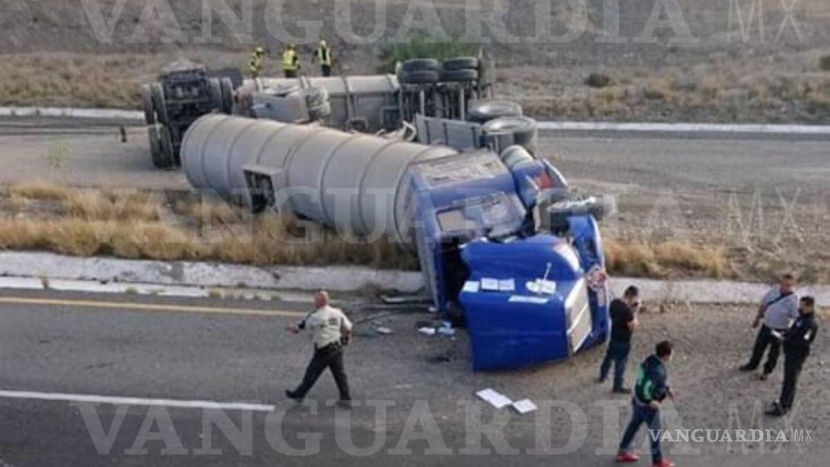 Cierran autopista Torreón-Saltillo por volcadura de tráiler
