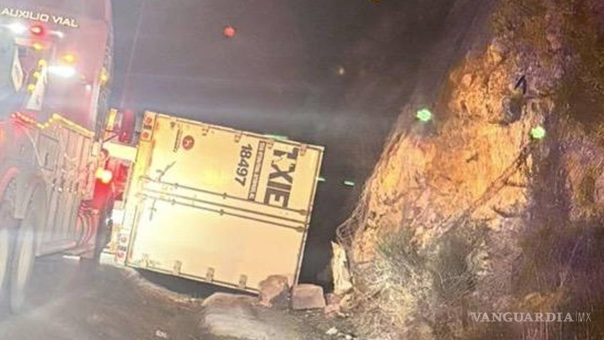 Conductor de tráiler sufre volcadura en Arteaga