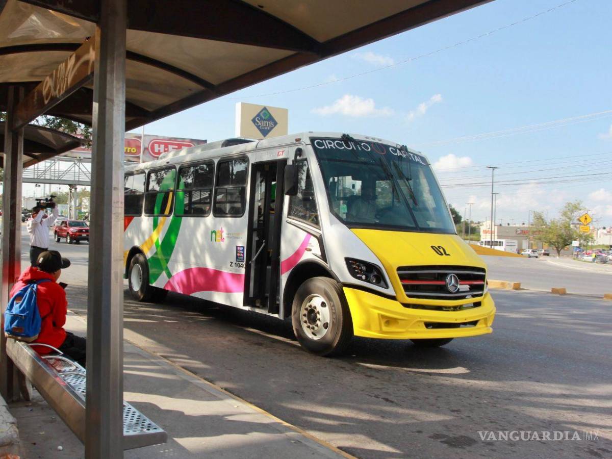 $!Usuarios esperan el transporte público en uno de los paraderos.