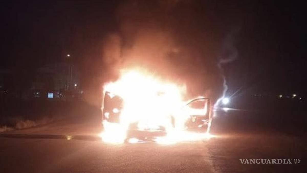 Queman y abandonan camioneta en Ramos Arizpe
