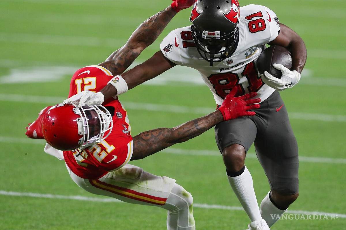 Brown vuelve a arremeter contra los Buccaneers