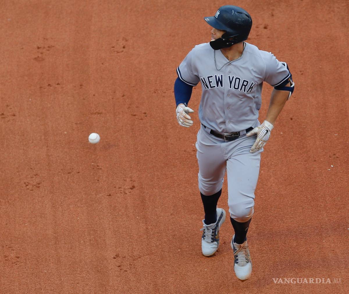 $!Aficionado golpea a pelotero de los Yanquis con pelota, tras conectar jonrón