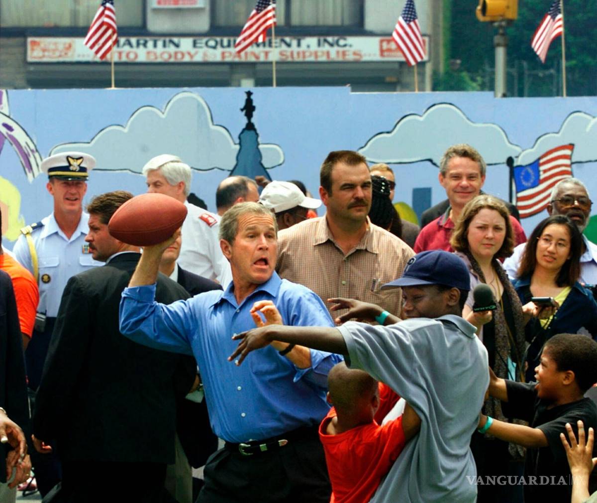 $!El presidente George W. Bush celebra el feriado del 4 de julio de 2001 en Filadelfia jugando fútbol patrocinado por la Iglesia Bautista Greater Exodus.