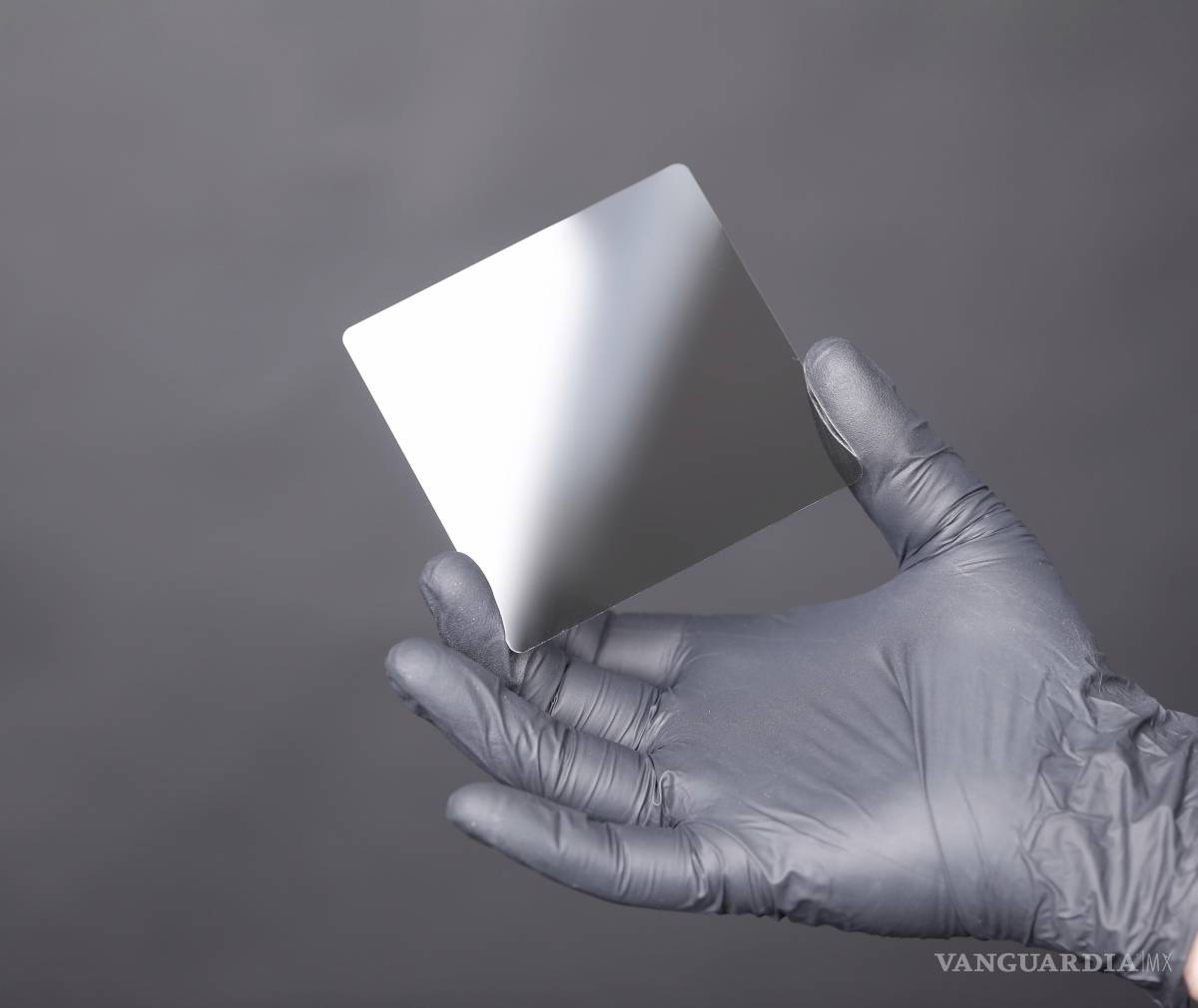 $!Técnico sostiene una placa de cristal cerámico. Las láminas (sustratos) de vidrio revestidas de una “cerámica gris u oscura extremadamente duradera”.
