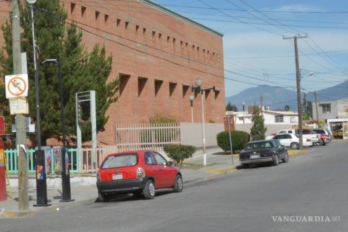 Roban camioneta afuera de la Clínica 82 del IMSS en Saltillo