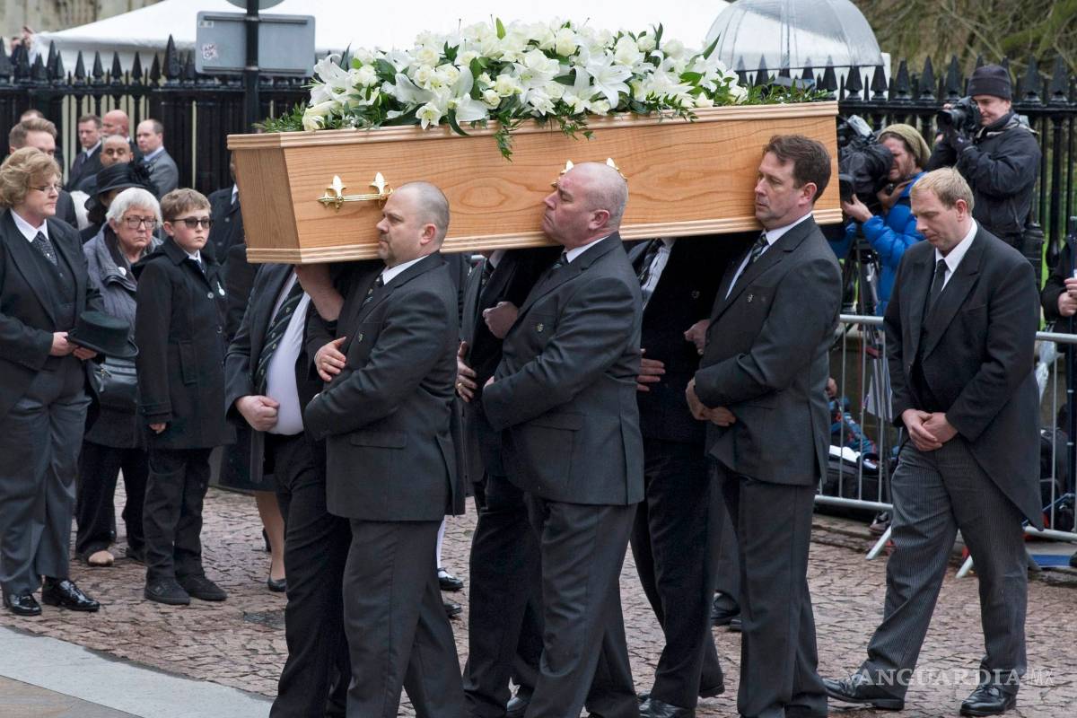 En un funeral privado amigos y familiares despiden a Hawking en Cambridge