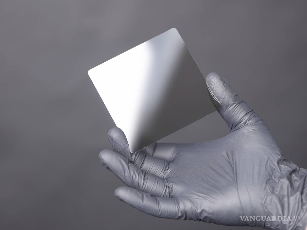 $!Técnico sostiene una placa de cristal cerámico. Las láminas (sustratos) de vidrio revestidas de una “cerámica gris u oscura extremadamente duradera”.
