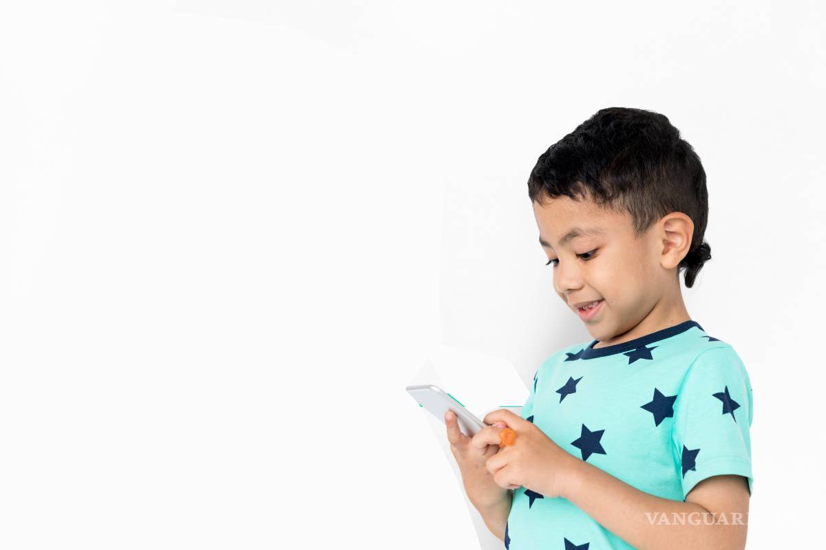 Pasan niños de Saltillo hasta 3 horas frente al celular