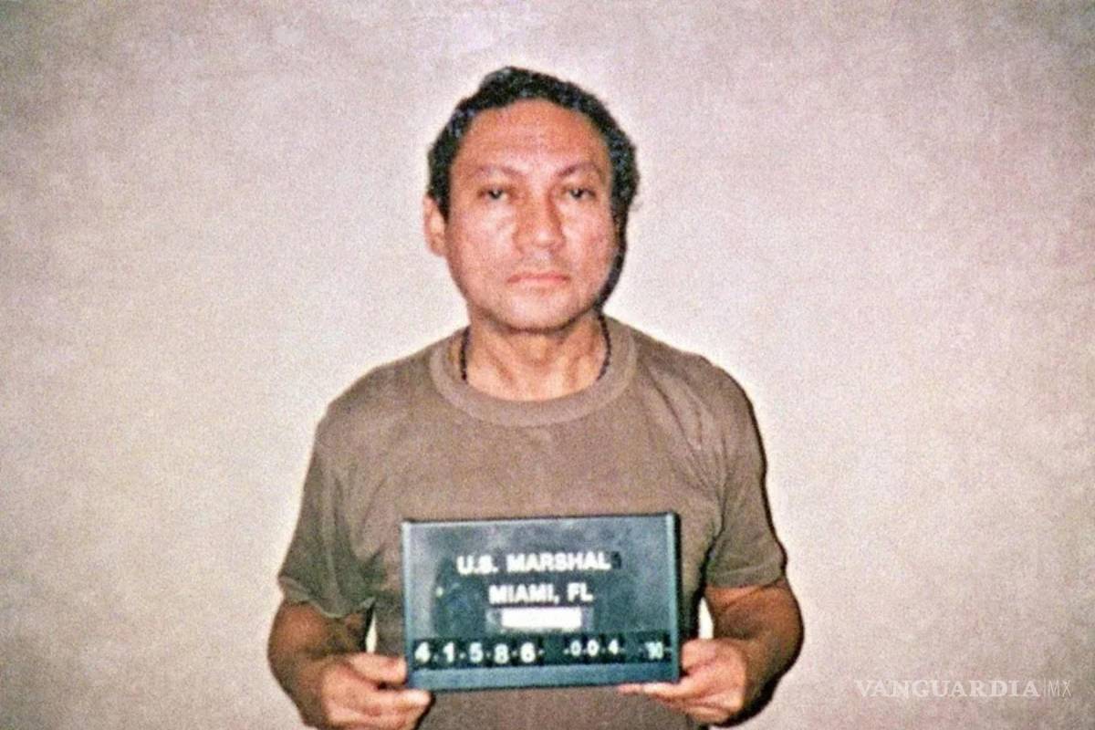 $!Fotografía de archivo de 1990 del fallecido ex general panameño Manuel Antonio Noriega sosteniendo su ficha policial tras ser detenido por EU.
