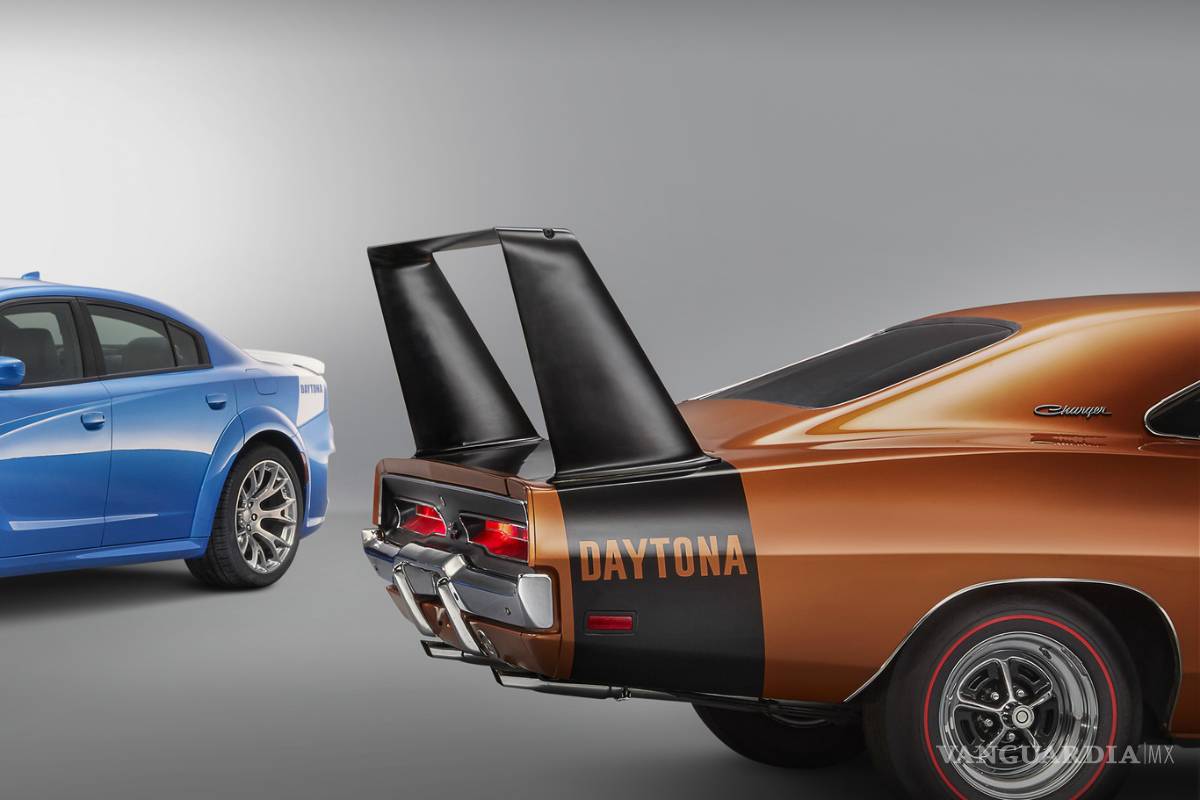 $!Dodge Charger SRT Hellcat Widebody Daytona 50 Anniversary, una 'fiera' color azul con 717 hp
