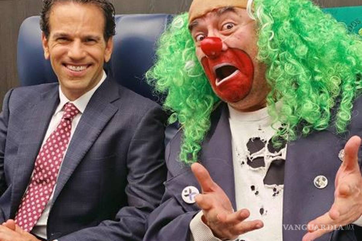 Brozo y Loret se burlan de AMLO... 'El problema no es qué tan chiquito te veas frente al avión, sino frente al país' (video)