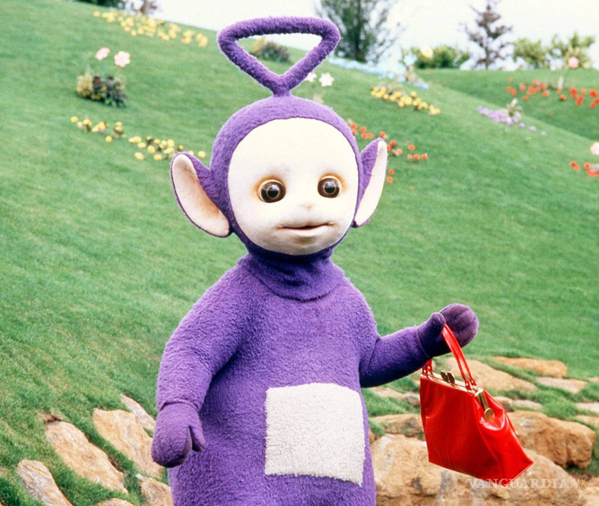 $!Muere Simon Shelton, actor que interpretaba al "teletubbie morado"