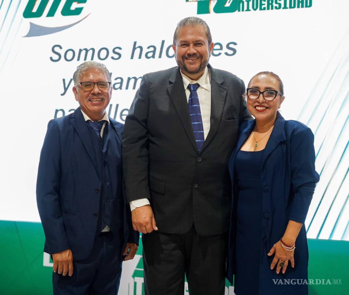 $!Tomás Gutiérrez Merino acompañó al rector de la UTC, Sergio Guadarrama Cortez, durante las ceremonias de graduación de nuevos profesionistas.
