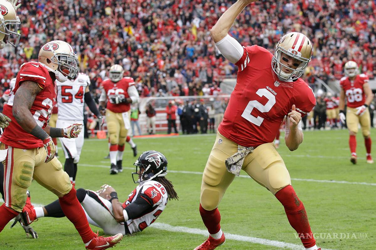 49ers superan a Falcons