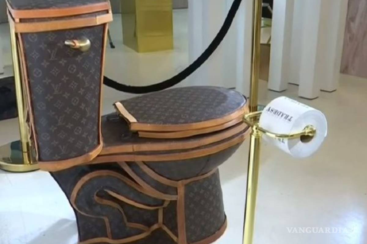 Artista pone a la venta un inodoro cubierto con cuero de bolsos de lujo
