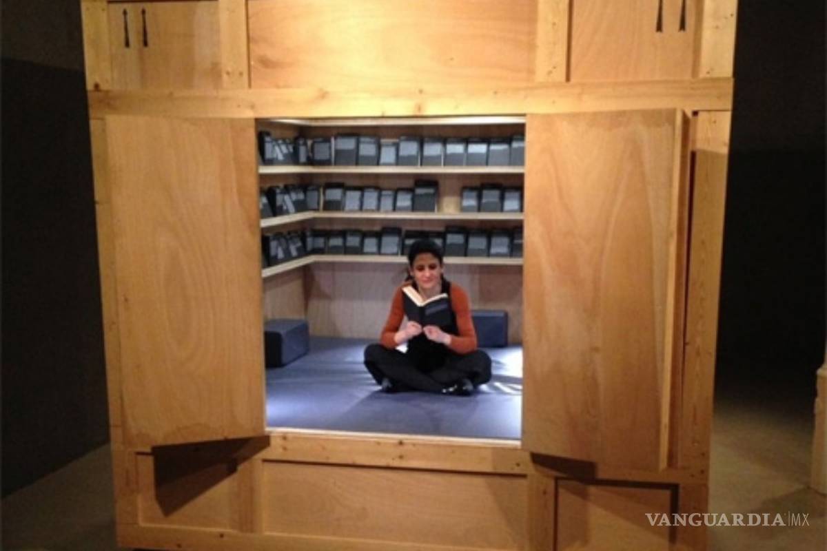 Artista española reúne en instalación 200 libros prohibidos en la historia