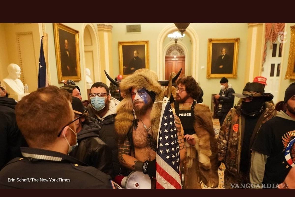 Él es Jake Angeli, el fanático de Trump que lideró el asalto al Capitolio de EU