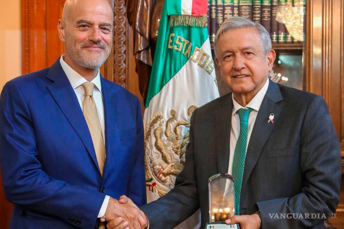 Recibe AMLO muestra de aceite extraído de Tabasco por empresa ENI