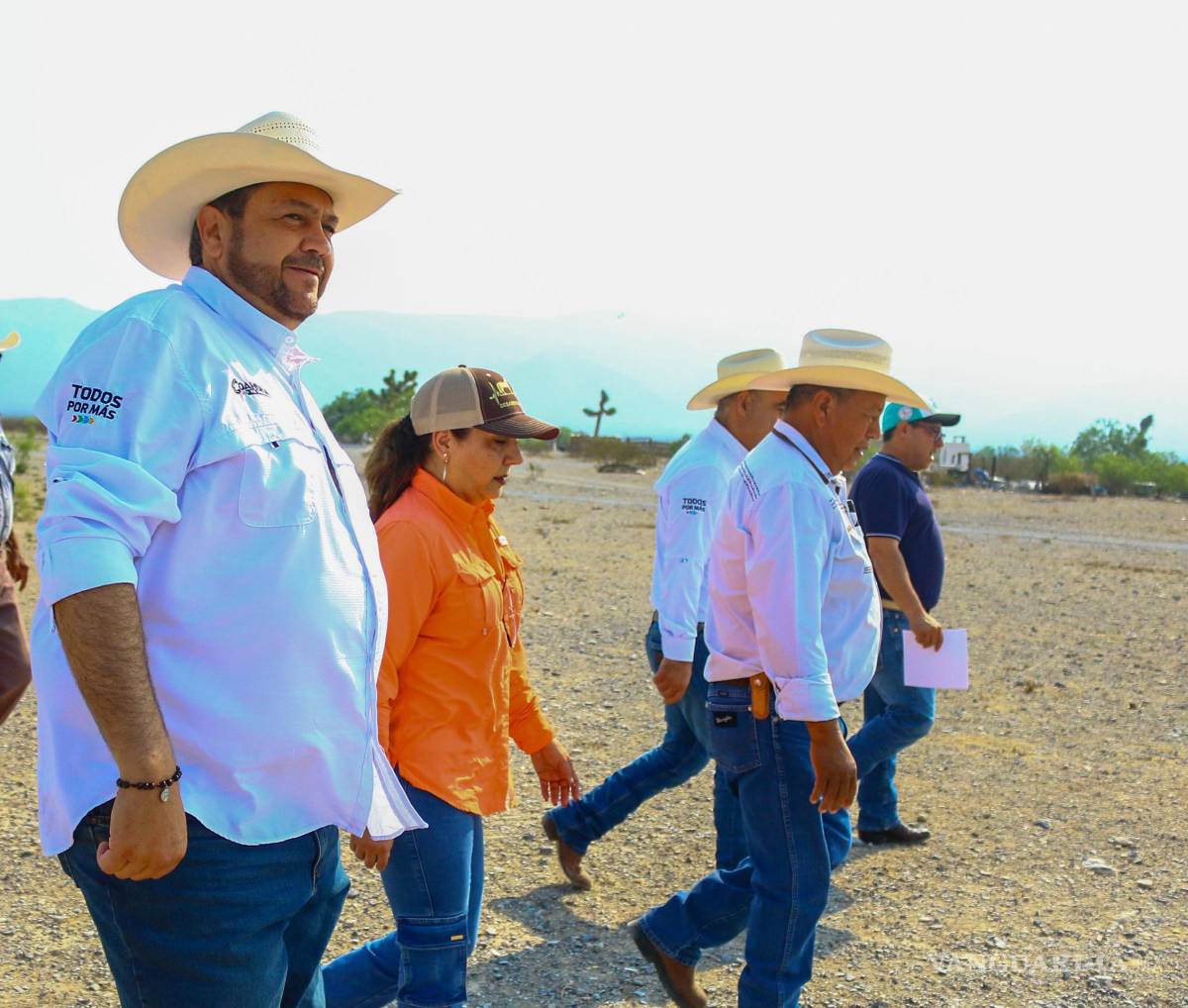 $!El alcalde Tomás Gutiérrez Merino entrega paquetes avícolas en el Ejido Tuxtepec, fortaleciendo la producción rural y el autoconsumo en comunidades alejadas.