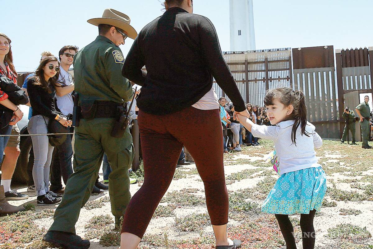 $!Abren muro en la frontera con San Diego para reunir a familias