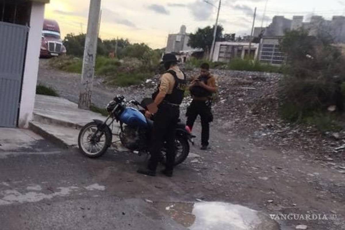 A machetazos le quitan la moto a repartidor en el sur de Saltillo; detienen a uno (video)