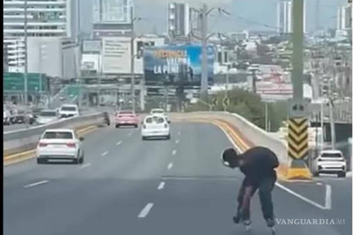De reversa, sin casco y en patines viaja joven sobre avenida de NL; se viraliza en redes