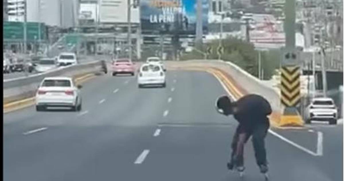 De reversa, sin casco y en patines viaja joven sobre avenida de NL; se viraliza en redes