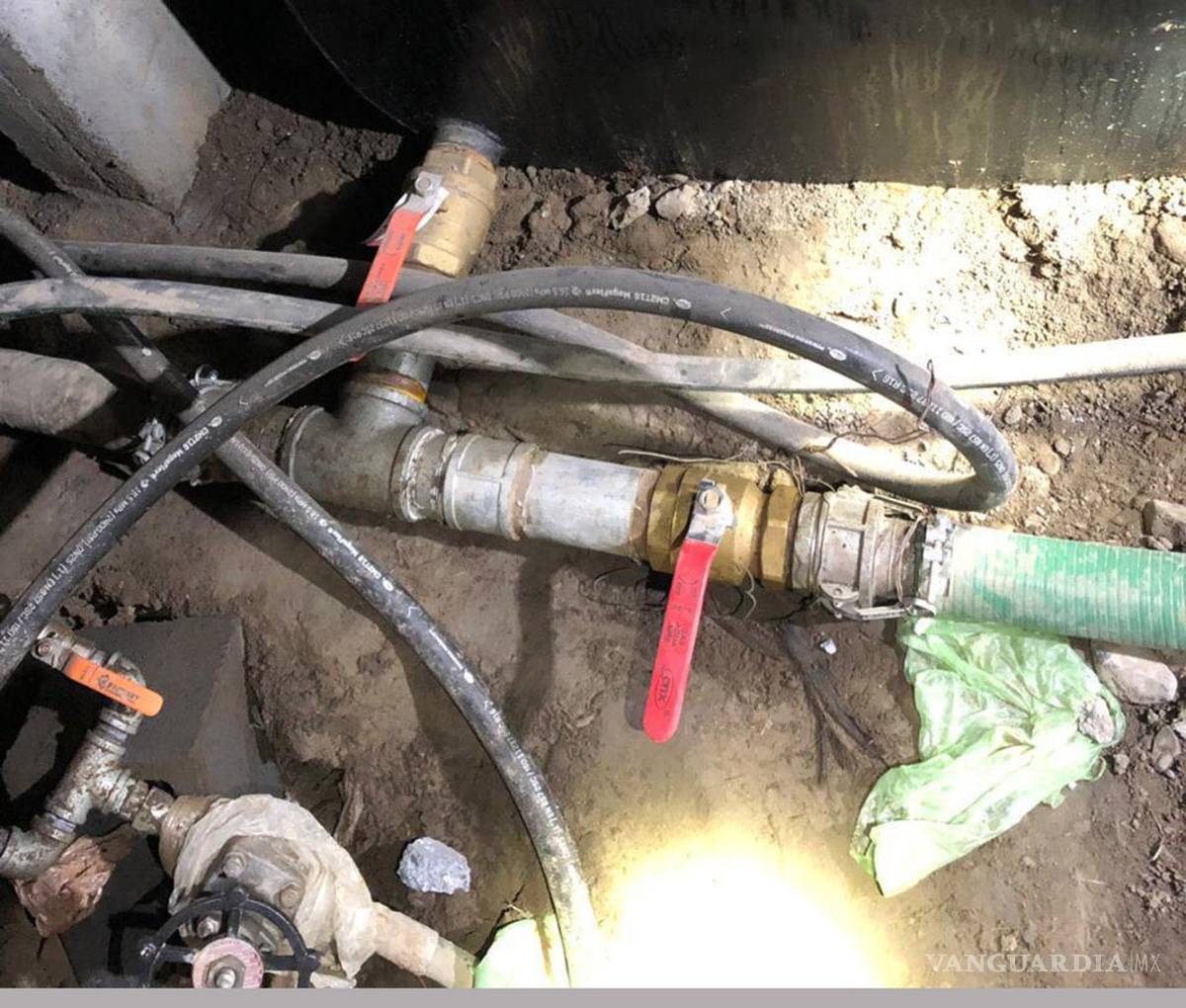 $!Revientan red de huachicol que operaba en la carretera Saltillo-Monterrey; aseguran más de 104 mil litros de gasolina robada