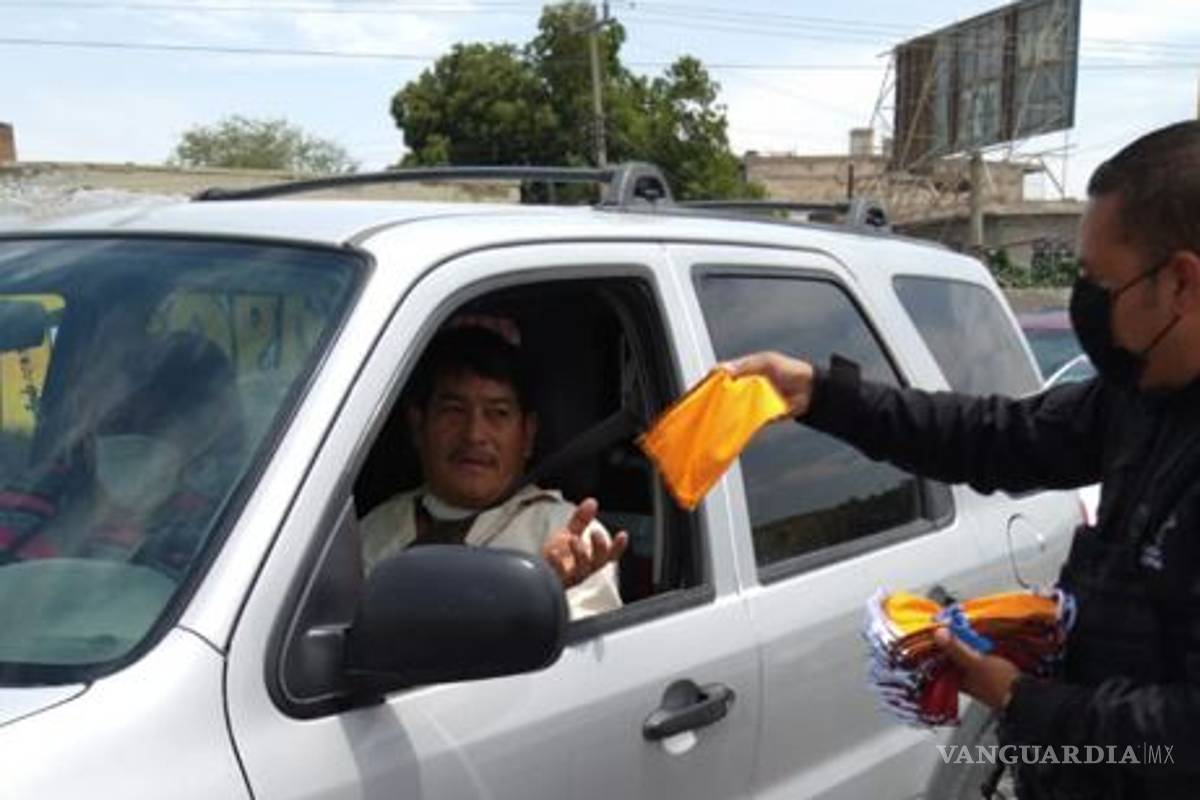 $!Policía de Torreón entrega cubrebocas y mantiene perifoneo en la ciudad