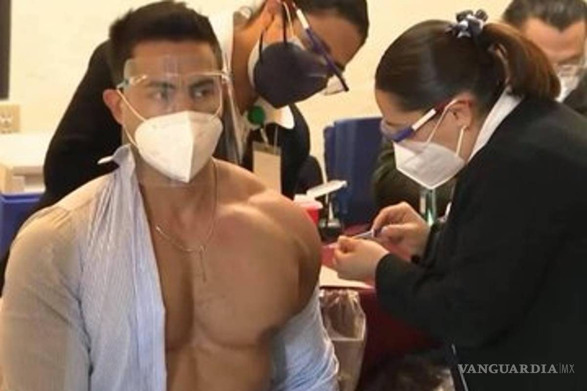 $!Oftalmólogo no es de Sedena ni del IMSS; aún así lo vacunaron, luego se fue de fiesta