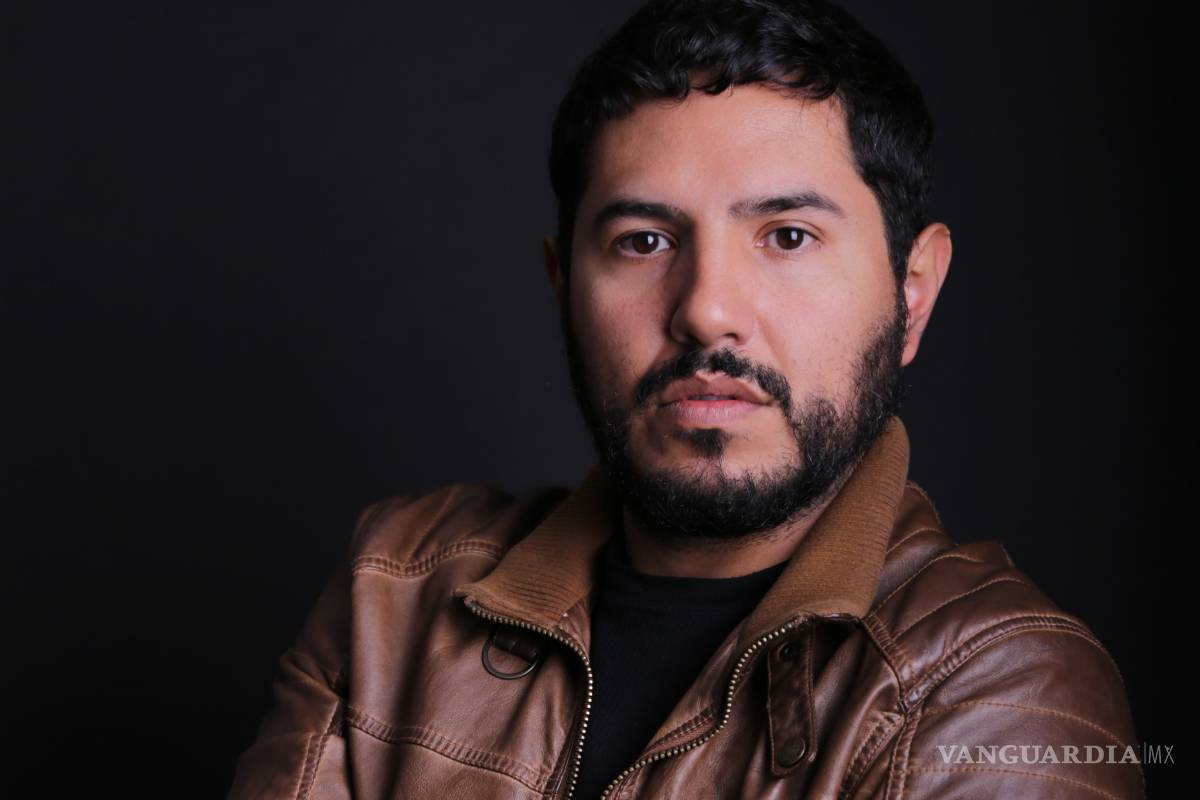 José Mario muestra su doble amor