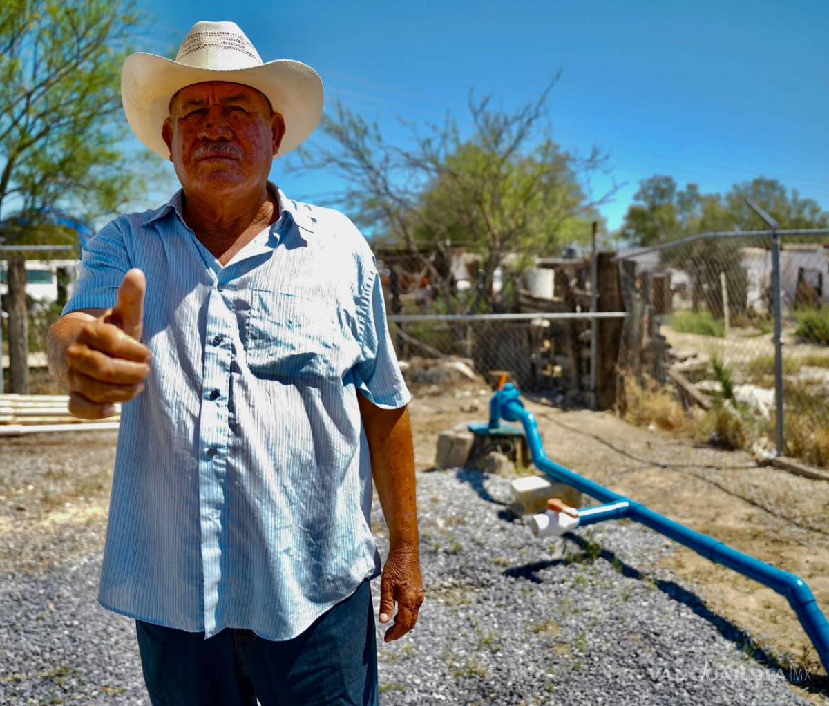 $!Habitantes de La Leona recuperan el agua potable.