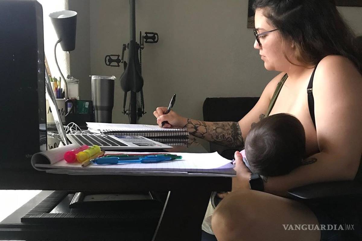 Por amantar a su bebé en clase en línea su profesor la regañó