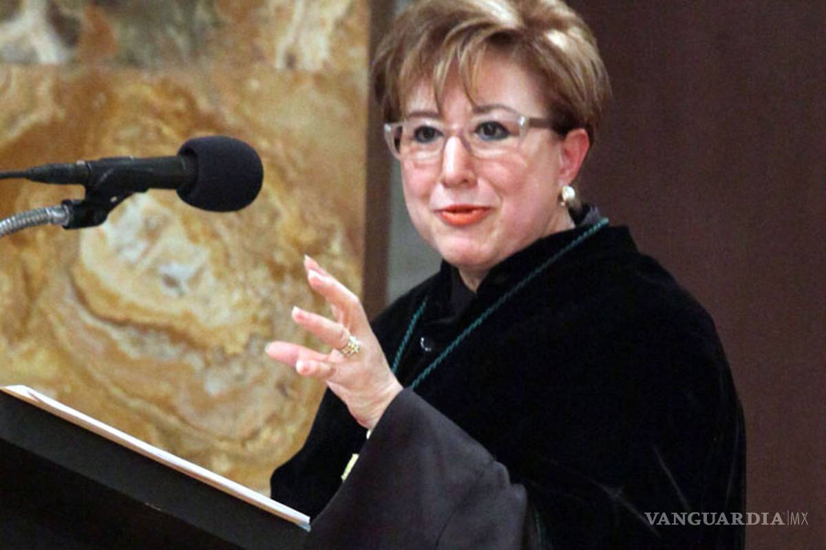 Entregan reconocimiento doctor honoris causa a Margarita Luna Ramos