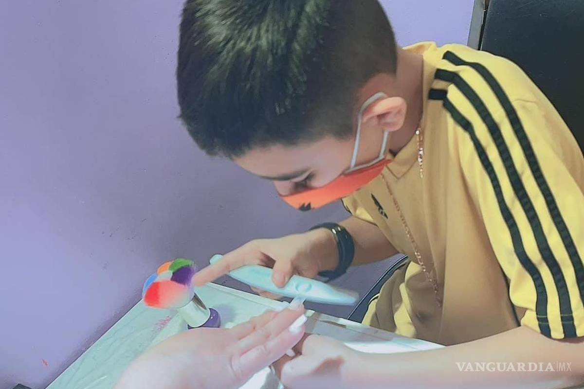 Viral: Niño aplica uñas de acrílico para ayudar en operación de su hermanito