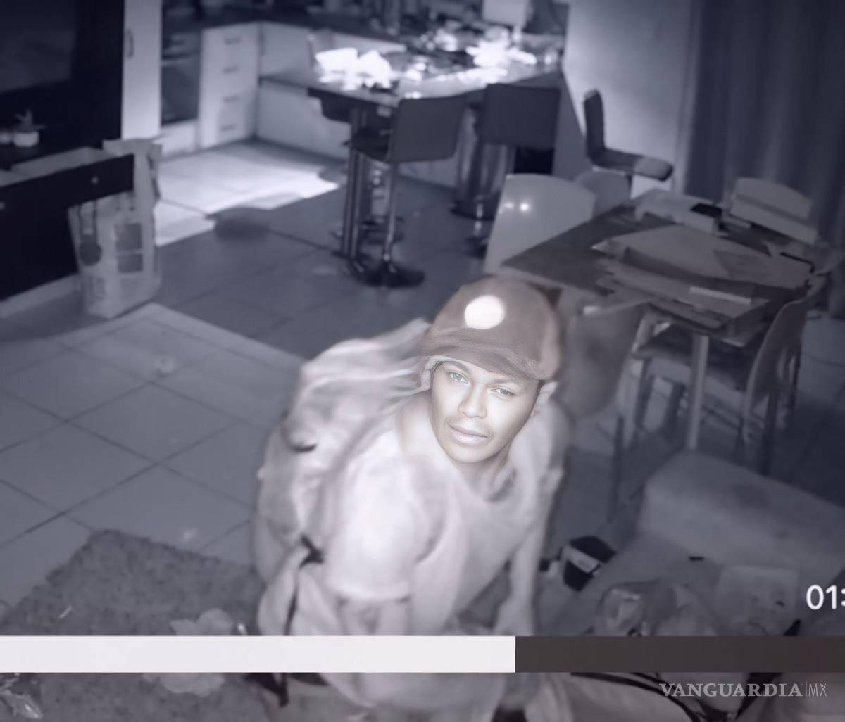 $!Un acercamiento del rostro del intruso, quien irrumpió este viernes por la noche en la casa.